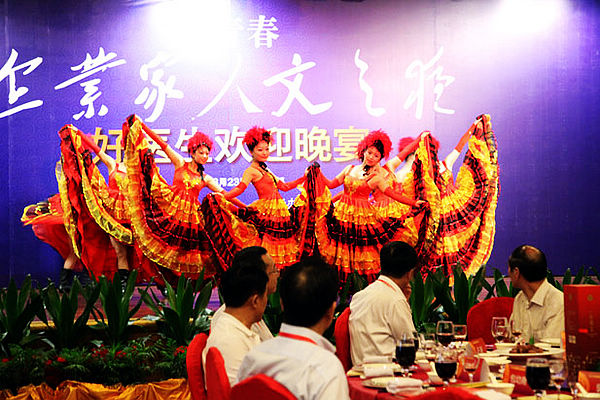 彝族舞蹈《七月火把节》董事长耿福能(右一)向同行企业家介绍福能源